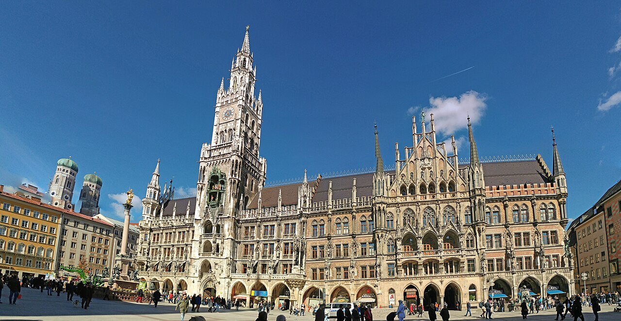 Marienplatz mit Neuem Rathaus und den Türmen der Frauenkirche in München